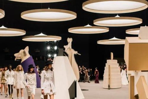 Đối thủ truyền kiếp đụng độ: Chanel đem muông thú lên sàn diễn, liệu có thắng Schiaparelli?