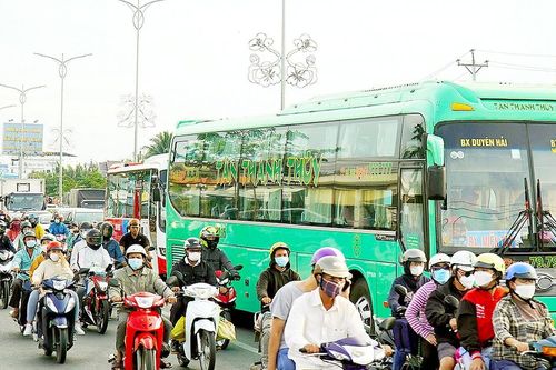 Ùn ứ cục bộ trên các tuyến đường về TPHCM