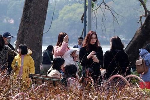 Hồ Gươm đông nghịt người du xuân chụp hình ngày Chủ nhật đầu tiên của năm mới