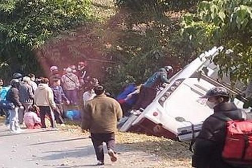 Phú Thọ: Ô tô khách 47 chỗ bị lật tại khu vực đèo ở huyện Tân Sơn