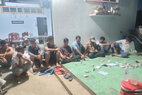 Liên tiếp triệt phá 2 tụ điểm đánh bạc, thu giữ hàng trăm triệu đồng
