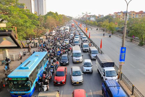 Giao thông ùn tắc khi nhiều người dân trở lại Thủ đô trong chiều 29/1