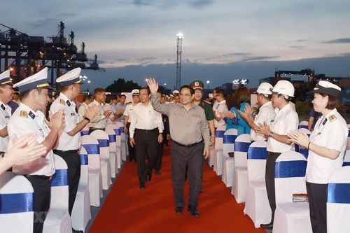 Thủ tướng dự Lễ phát lệnh làm hàng đầu năm tại cảng Tân Cảng