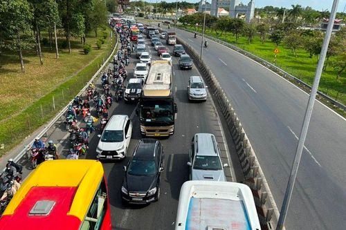 Người dân miền Tây rời quê, cầu Mỹ Thuận ùn tắc giao thông kéo dài