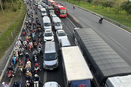 Ùn ứ giao thông tại cầu Mỹ Thuận vào chiều mùng 8 tết