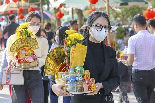Đền ông Hoàng Mười đông đúc người dân, du khách xin lộc ngày đầu năm