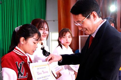 Chăm lo cho học sinh, sinh viên dân tộc thiểu số