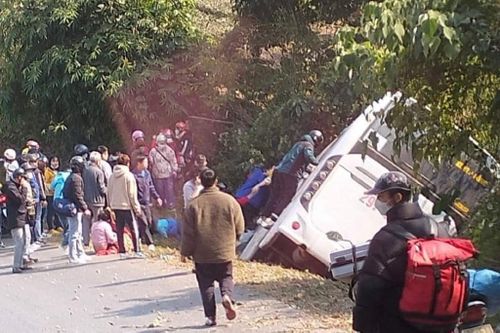 Phú Thọ: Xe khách 47 chỗ bị lật tại Đèo Cón