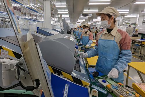 Xem công nhân Hà Nội hăng say bên dây chuyền hiện đại ngay từ ngày đầu Xuân Quý Mão