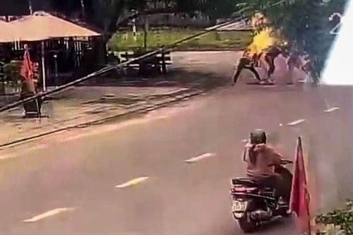 Mẹ chồng, con dâu đổ 1,5 lít xăng rồi châm lửa khiến cô gái bỏng nặng