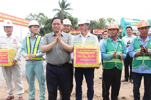 Thủ tướng Phạm Minh Chính kiểm tra dự án thành phần đường cao tốc đoạn Cần Thơ-Hậu Giang
