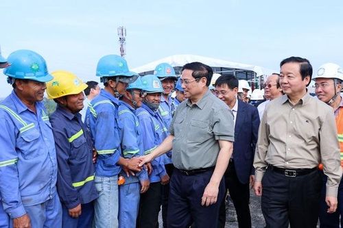 Thủ tướng Phạm Minh Chính thị sát các dự án giao thông trọng điểm ở đồng bằng sông Cửu Long