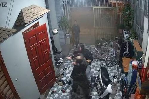 Hai đối tượng vác dao vào tận nhà dân truy sát