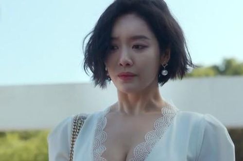Nữ diễn viên bị ép mặc váy hở