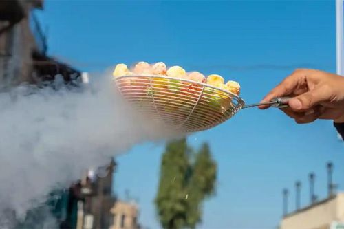 Hơn 20 trẻ bị bỏng dạ dày sau khi ăn kẹo 'hơi thở rồng'