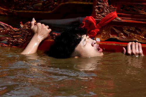 Tục lệ rước kiệu dưới nước trong giá lạnh kỳ lạ ở Thái Bình