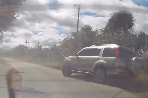 Kon Tum: Tài xế vào cua bất cẩn khiến Ford Everest lật ngửa