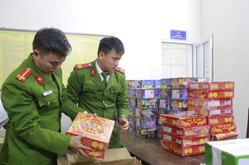 Nữ cán bộ huyện buôn pháo lậu bị khởi tố