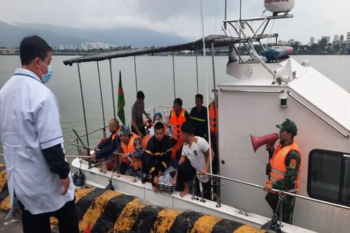 Cứu nạn nam thanh niên đi phượt rơi xuống hố sâu ở đèo Hải Vân