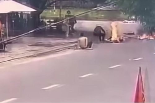 Ghen tuông, một người bị tạt xăng rồi châm lửa đốt ngay giữa đường