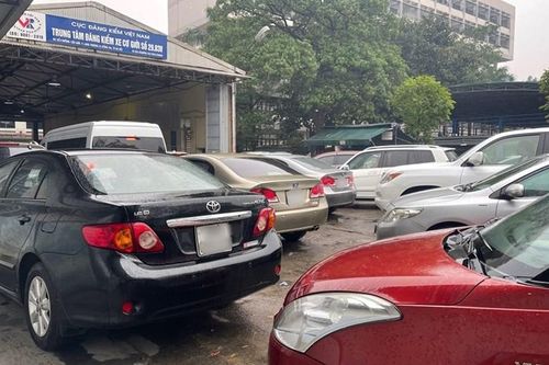 Lượng ô tô xếp hàng ở các trung tâm đăng kiểm vẫn đông đúc sau Tết