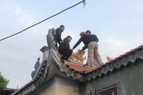 Cảnh sát leo nóc đền khống chế kẻ giết người vì nghĩ 'ma xó theo dõi'