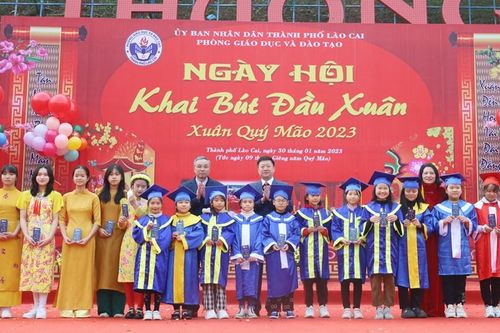 Khai bút đầu Xuân cùng 200 em nhỏ nơi biên giới Lào Cai