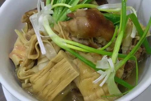 Tắc ruột sau khi ăn canh măng lưỡi lợn