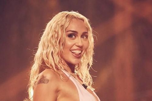 'Flowers' của Miley Cyrus đá xoáy chồng cũ Liam Hemsworth, nhắc cả Jennifer Lawrence?