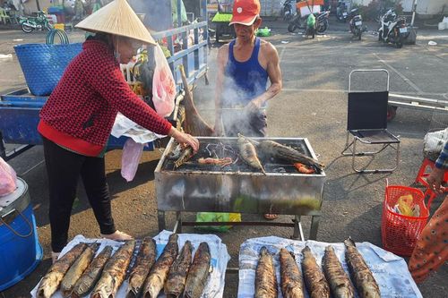 Bình Dương: Tiệm vàng, cá lóc, heo quay nướng đông khách ngày vía Thần Tài