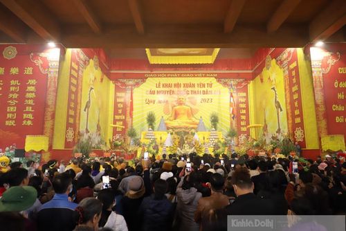Hàng ngàn người khai hội Xuân Yên Tử, chờ hoạt động tâm linh ban đêm