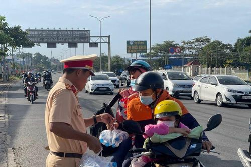 Công an hỗ trợ người dân về quê đón Tết: Việc làm nhỏ, ý nghĩa lớn