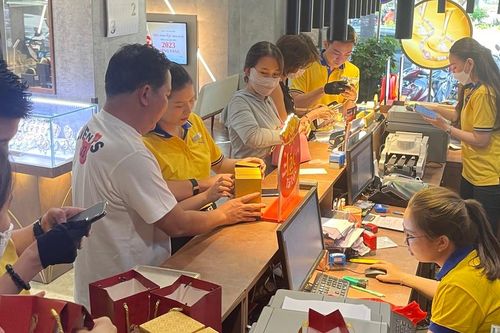 Nhộn nhịp mua vàng ngày vía Thần Tài tại TPHCM