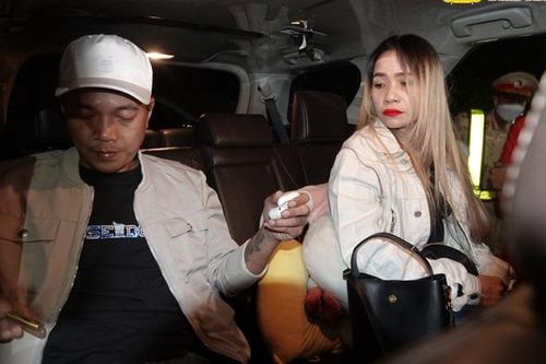 Cặp đôi mang theo súng để vận chuyển ma túy