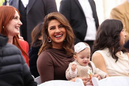 Con gái Hoa hậu Thế giới năm 2000 Priyanka Chopra xuất hiện đáng yêu bên mẹ