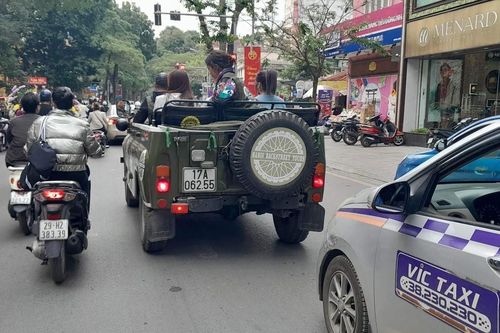 Xe U-oát hoán cải 'ngang nhiên' chở khách du lịch trái quy định
