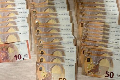 Du khách Pháp quên áo có gần 60 triệu đồng tại sân bay Nội Bài