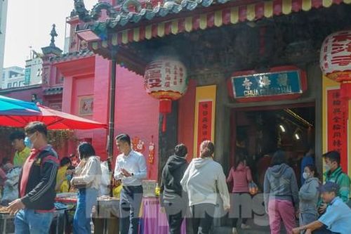 Đông đảo người dân đến ngôi chùa trăm tuổi tại TPHCM cầu tài lộc