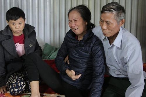 Người đàn ông cụt chân chăm vợ liệt giường, con gái mắc bệnh Down