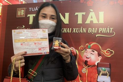 Nhà đầu tư bất động sản đi mua vàng lấy may ngày Thần Tài, không đầu tư