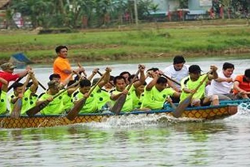 Đứng kín bờ sông xem đua ghe ở làng cổ hơn 500 tuổi