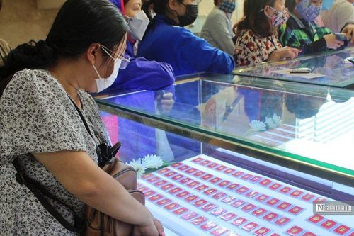 Tp.HCM: Nhộn nhịp ngày vía Thần Tài, giá vàng SJC tăng vọt