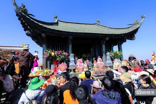 Chen lấn lễ bái tại đỉnh thiêng Yên Tử