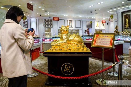 Ngắm 'Kim Mão Vương Bảo' nặng 48kg vàng chào ngày Thần Tài