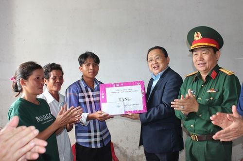 Ông Lê Hữu Hoàng tặng quà, động viên thanh niên chuẩn bị nhập ngũ