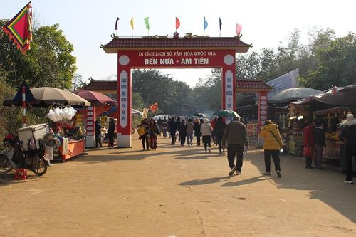 Thanh Hóa: Hàng ngàn du khách tham dự lễ mở cổng trời