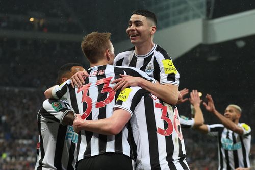 Newcastle tiến sát danh hiệu đầu tiên sau 68 năm