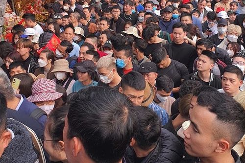 Đầu xuân, người dân hồ hởi đi lễ các chùa gần Hà Nội