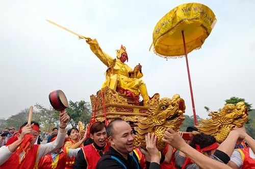 Hàng nghìn người xem nghi lễ rước 'vua sống' có một không hai ở Hà Nội