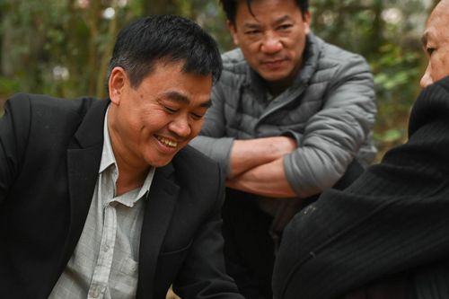 Cười phì khi thầy bói phán khách về xem lại chuyện tình cảm vợ chồng